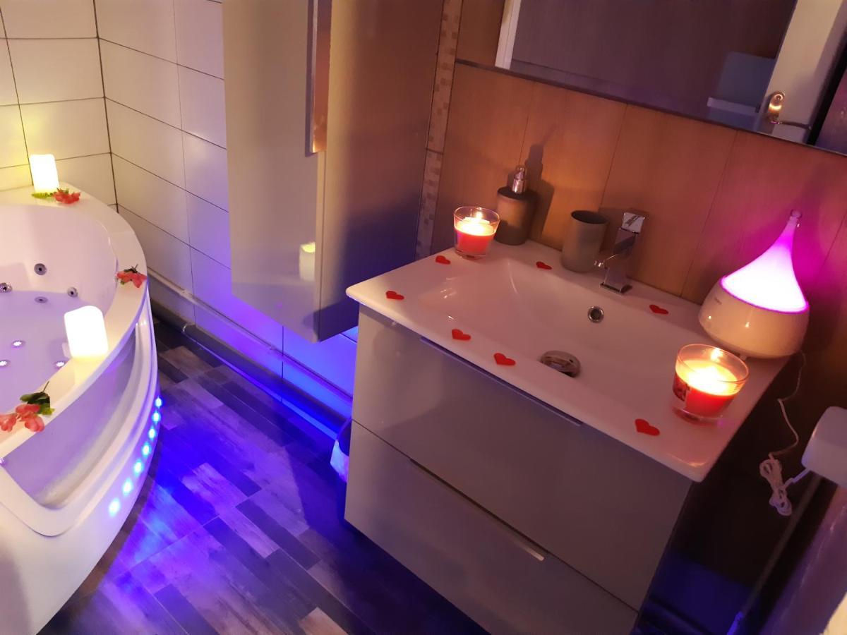 Luxe Sauna Privatif Et Grand Bain Jacuzzi A Deux A Biscarosse Plage Pour Nuit Romantique Avec Decoration Led Et Bougies Biscarrosse Kültér fotó