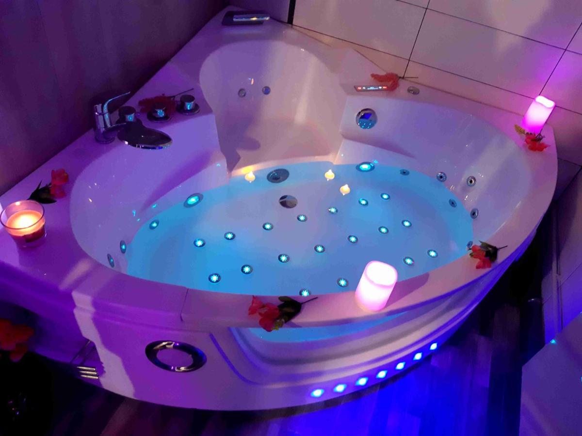 Luxe Sauna Privatif Et Grand Bain Jacuzzi A Deux A Biscarosse Plage Pour Nuit Romantique Avec Decoration Led Et Bougies Biscarrosse Kültér fotó