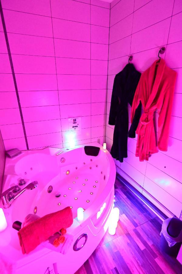 Luxe Sauna Privatif Et Grand Bain Jacuzzi A Deux A Biscarosse Plage Pour Nuit Romantique Avec Decoration Led Et Bougies Biscarrosse Kültér fotó