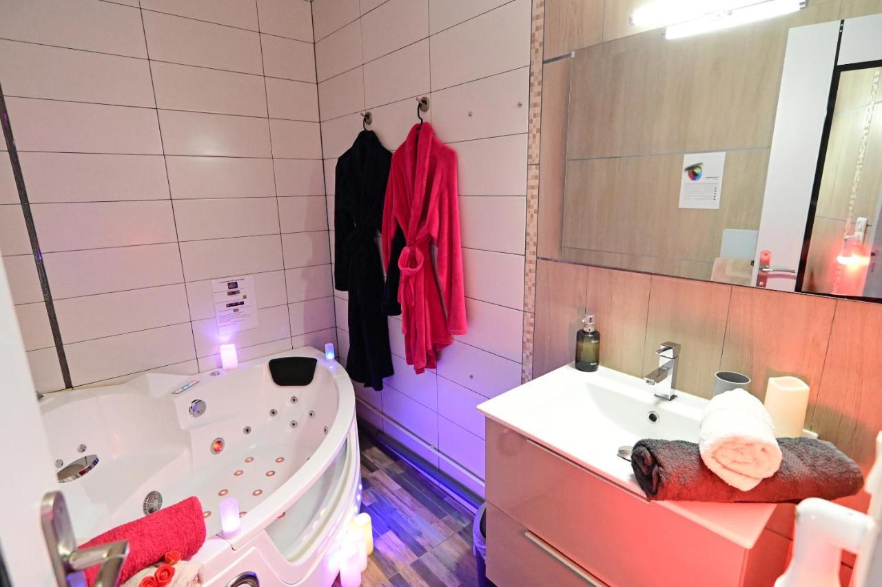 Luxe Sauna Privatif Et Grand Bain Jacuzzi A Deux A Biscarosse Plage Pour Nuit Romantique Avec Decoration Led Et Bougies Biscarrosse Kültér fotó